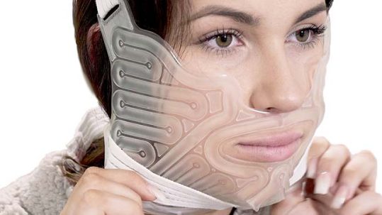 Paciente cirugía plástica con hiloterapia facial para acelerar recuperación