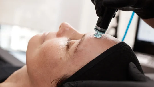 Paciente haciéndose un Hydrafacial para disfrutar de sus beneficios